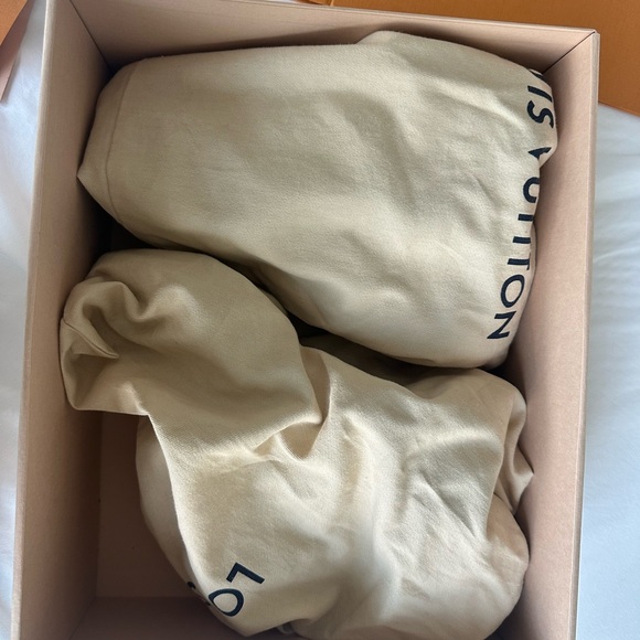 Authentic Louis Vuitton High Archlite Sneakers - Picture 6 of 10